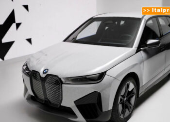 BMW iX Flow, la carrozzeria cambia colore come per magia