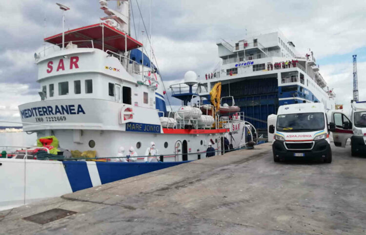 A Pozzallo la Mare Ionio con 70 migranti: 3 minori