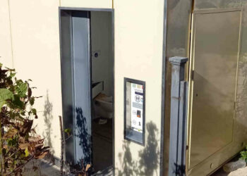 Ragusa, bagno chimico del castello di Donnafugata nel degrado