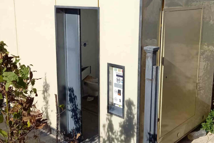 Ragusa, bagno chimico del castello di Donnafugata nel degrado