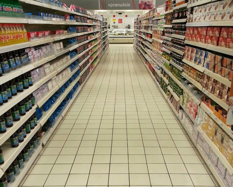 Blocco dei tir in Sicilia: allarme scaffali vuoti nei supermercati