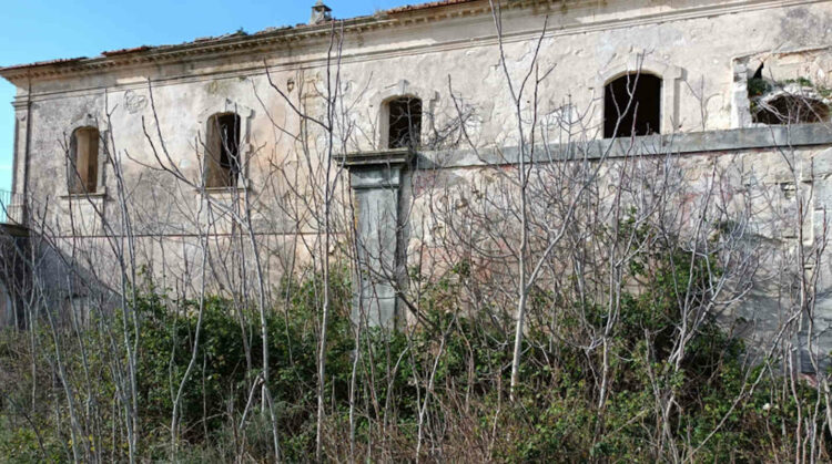 La Casina rossa abbandonata sulla Modica Scicli: casa stregata e luogo di tortura per omosessuali