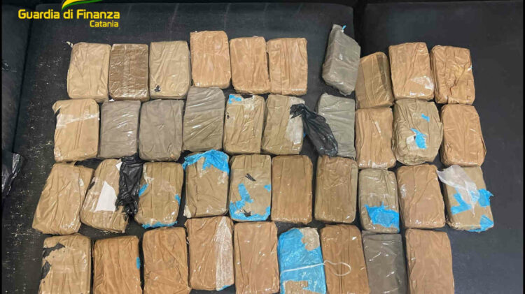 Catania, arrestato con 11 kg di droga in auto: prendeva il reddito di cittadinanza