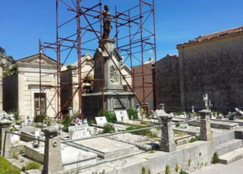 Cimitero Ragusa, la statua dei ‘picialuori’ in abbandono