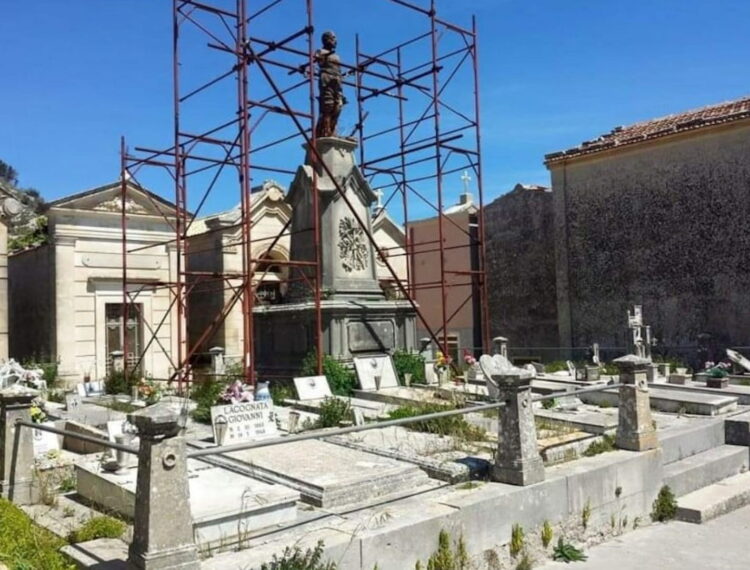 Cimitero Ragusa, la statua dei ‘picialuori’ in abbandono