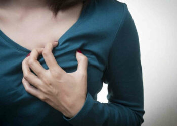 Come riconoscere un infarto: 5 sintomi nelle donne