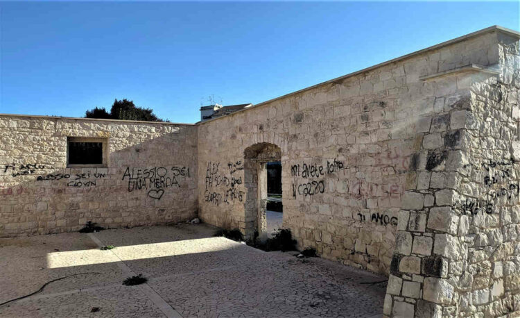 Comiso, deturpano i muri della casa rurale del parco: quanta miserabile superficialità
