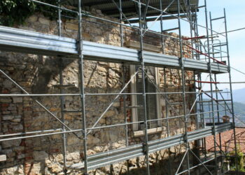 Comiso, entra in un cantiere per rubare elementi del ponteggio: arrestato