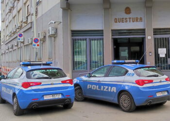 Contromano con auto rubata e senza patente: 60enne denunciato