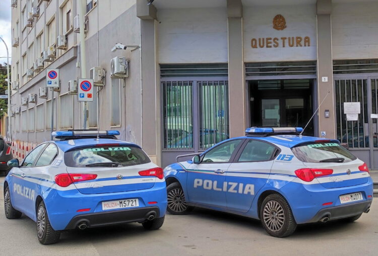 Contromano con auto rubata e senza patente: 60enne denunciato