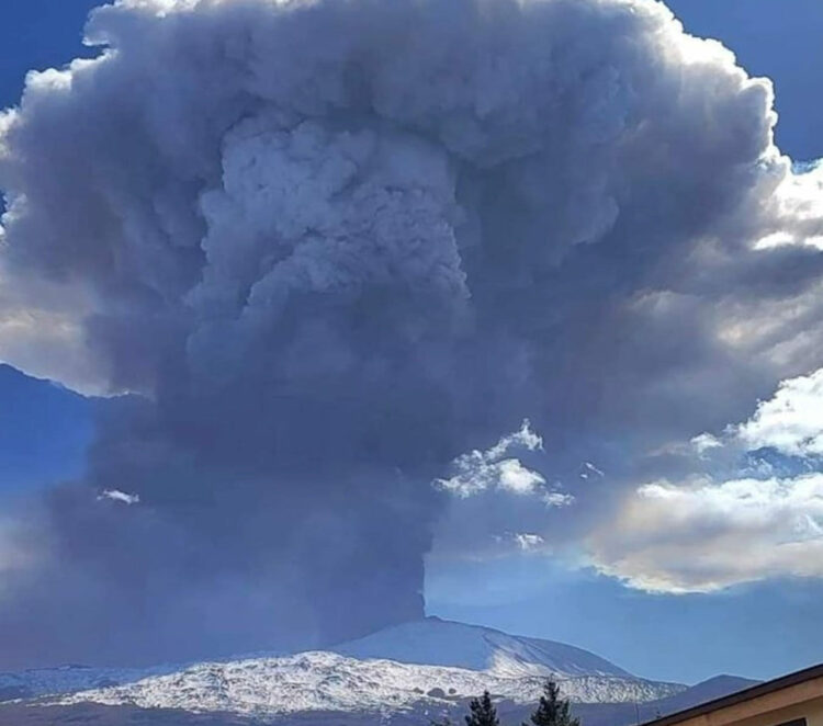 Etna, nube di cenere oscura il cielo di Catania: aeroporto chiuso