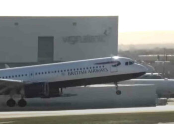 Forte vento, aereo fallisce l'atterraggio VIDEO