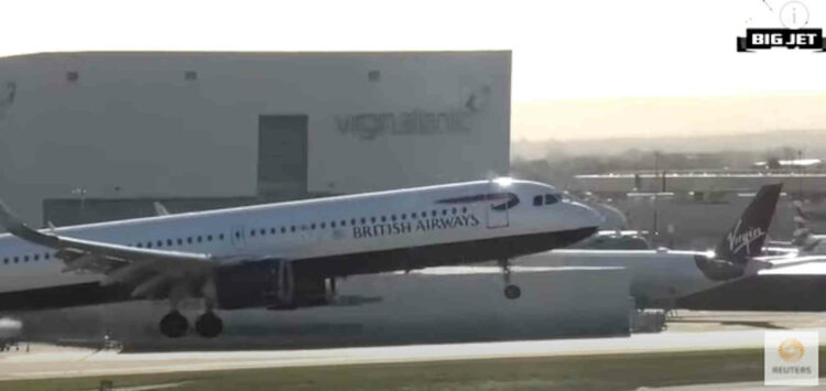 Forte vento, aereo fallisce l'atterraggio VIDEO