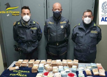 Gdf Ragusa: da Malta a Pozzallo con 230 mila euro nella ruota di scorta FOTO