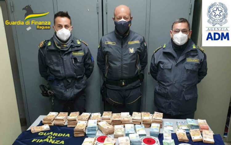 Gdf Ragusa: da Malta a Pozzallo con 230 mila euro nella ruota di scorta FOTO