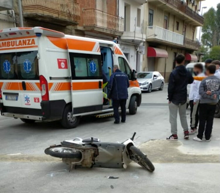 Incidente a Vittoria: scontro auto-scooter FOTO