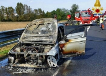 Incidente sulla Palermo-Catania, auto in fiamme: grave un 20enne