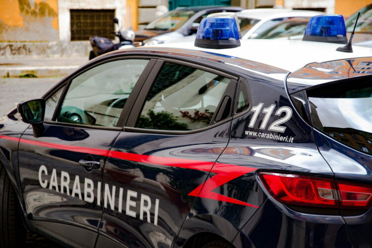 Incidente tra auto carabinieri, Smart e scooter: morto motociclista e feriti due carabinieri
