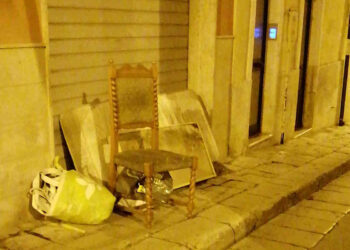 Ingombranti abbandonati in centro storico a Ragusa: siamo alle solite