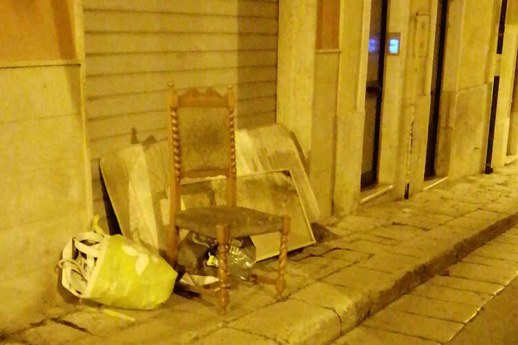 Ingombranti abbandonati in centro storico a Ragusa: siamo alle solite