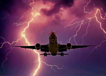 Mal di testa dopo turbolenza in volo, medico scopre di avere le meningi bucate