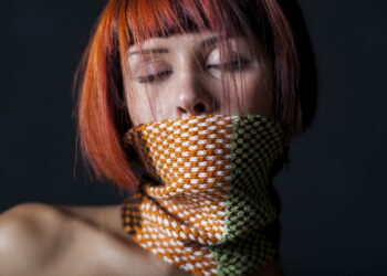 Moda capelli tendenze 2022, frange, scalature e texture