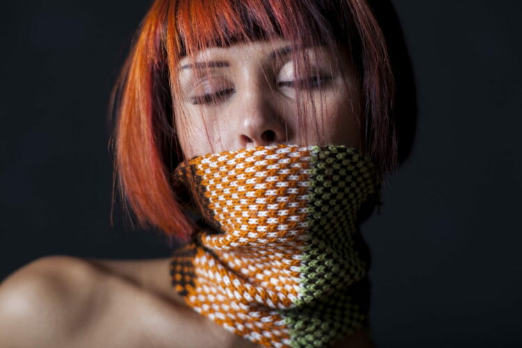 Moda capelli tendenze 2022, frange, scalature e texture