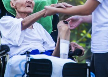 Obbligo super green pass per colf, badanti e baby sitter: sanzione fino a 1000 euro