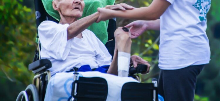 Obbligo super green pass per colf, badanti e baby sitter: sanzione fino a 1000 euro