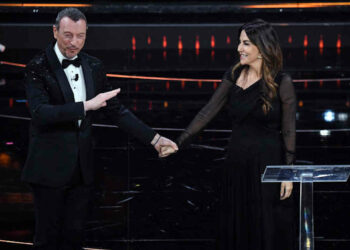 Sanremo 2022, il fuorionda della Ferilli: pezzo di m...A chi è rivolto?