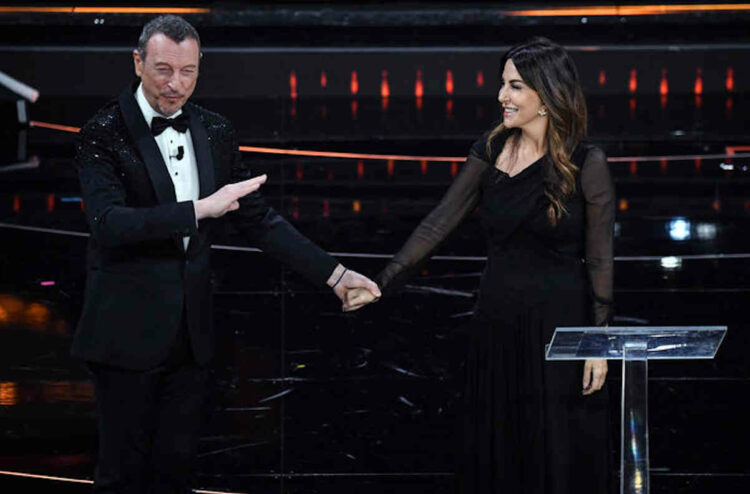 Sanremo 2022, il fuorionda della Ferilli: pezzo di m...A chi è rivolto?