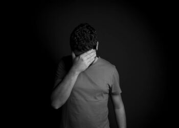 Si chiude in auto contro spasimante e chiama carabinieri: arrestata 54enne non corrisposta