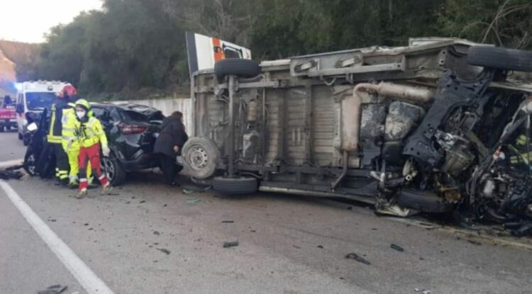 Terribile incidente sulla Statale 626, scontro tra un'auto e un'ambulanza: 3 morti