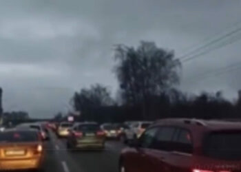 Ucraina-Russia, le sirene di guerra e la fuga in massa da Kiev: è impressionante VIDEO