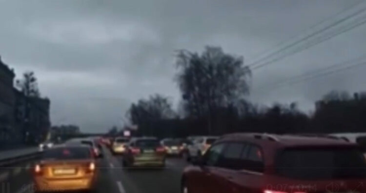 Ucraina-Russia, le sirene di guerra e la fuga in massa da Kiev: è impressionante VIDEO