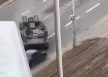 Ucraina, sirene di guerra e paura per carro armato che schiaccia auto in fuga VIDEO