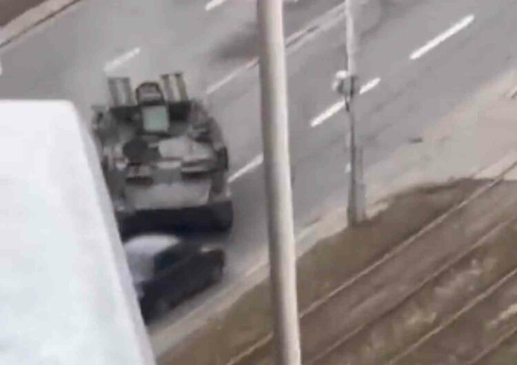 Ucraina, sirene di guerra e paura per carro armato che schiaccia auto in fuga VIDEO