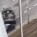 Ucraina, sirene di guerra e paura per carro armato che schiaccia auto in fuga VIDEO