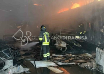 Vasto incendio in un'azienda sulla Modica-Pozzallo