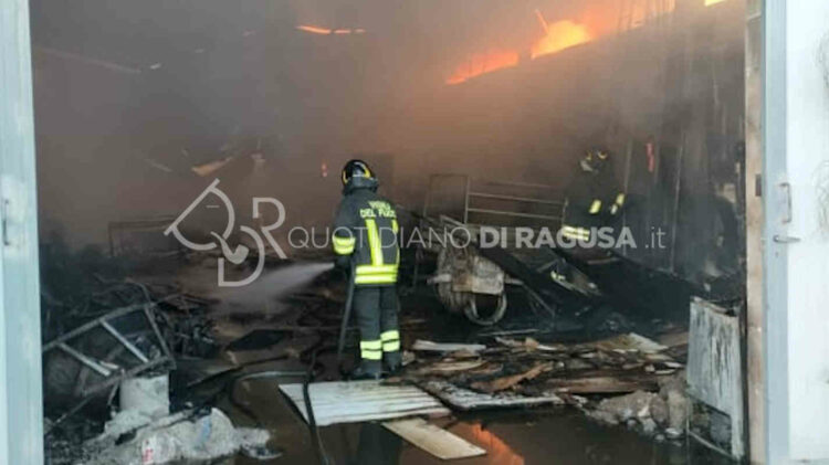 Vasto incendio in un'azienda sulla Modica-Pozzallo