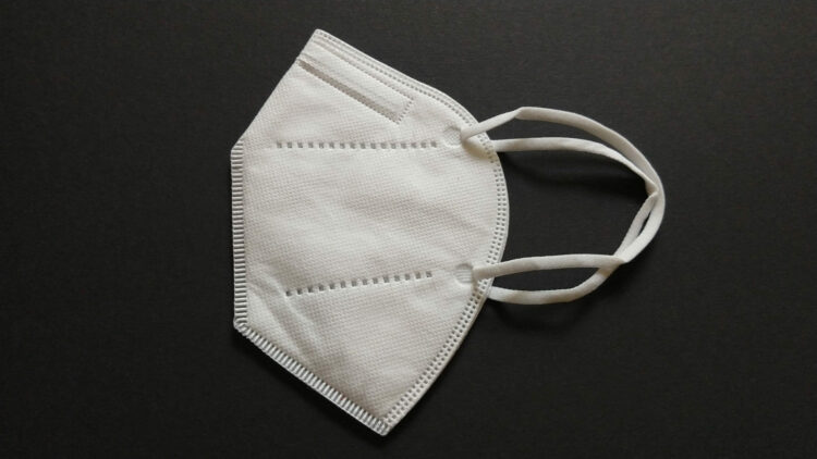 Via l’obbligo dell’uso delle mascherine all’aperto a partire da oggi. Lo ha deciso il ministro della Salute Roberto Speranza