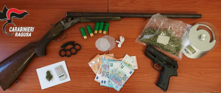 Vittoria, armi e droga in casa: arrestata coppia