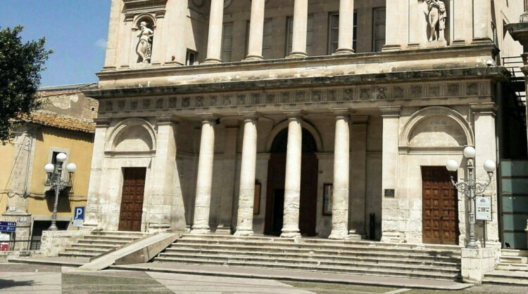 Vittoria, teatro comunale chiuso e nessuna iniziativa per Arturo di Modica