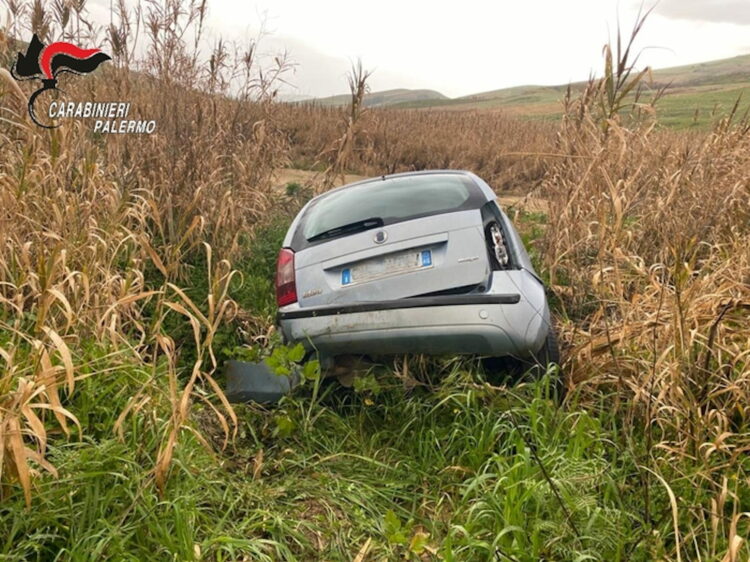 Vola con auto in un canale d'irrigazione: trovata grazie a gps