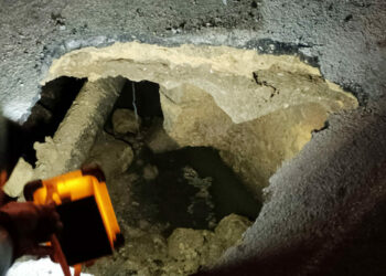 Voragine in strada a Mazara del Vallo: autobotte sprofonda