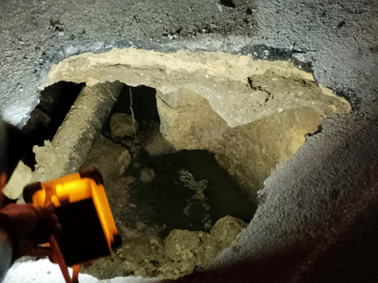 Voragine in strada a Mazara del Vallo: autobotte sprofonda