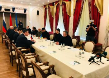 Ucraina, primo incontro tra le parti ma la guerra continua