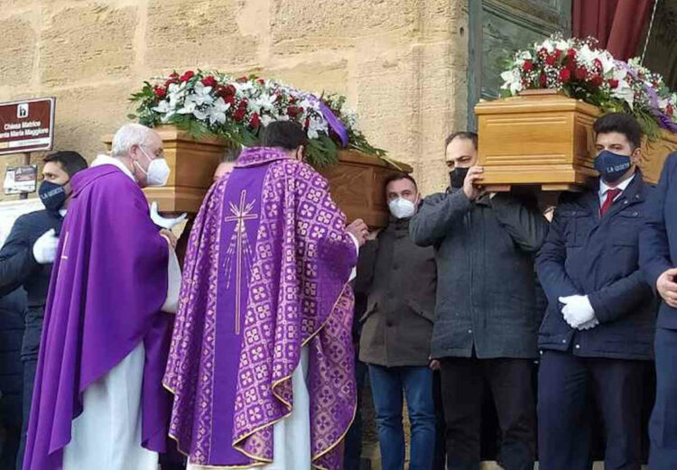 Covid uccide famiglia, celebrato quinto funerale