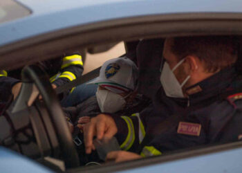 Il piccolo Enea dimesso dall’ospedale torna a casa con la Lamborghini della Polizia