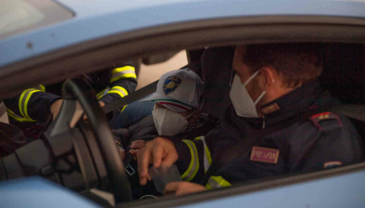 Il piccolo Enea dimesso dall’ospedale torna a casa con la Lamborghini della Polizia